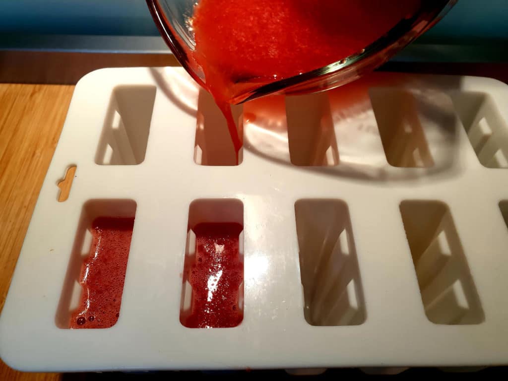 filling popsicle moulds