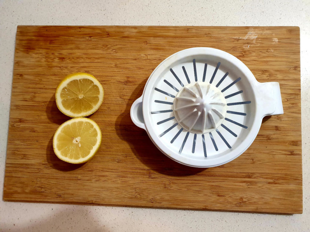 Juicing lemon for popsicles