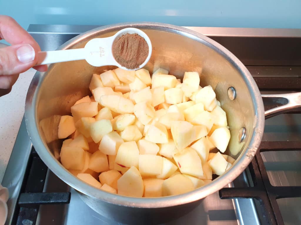 Apple crumble (Apple crisp) 4 Adding cinnamon to chopped apples