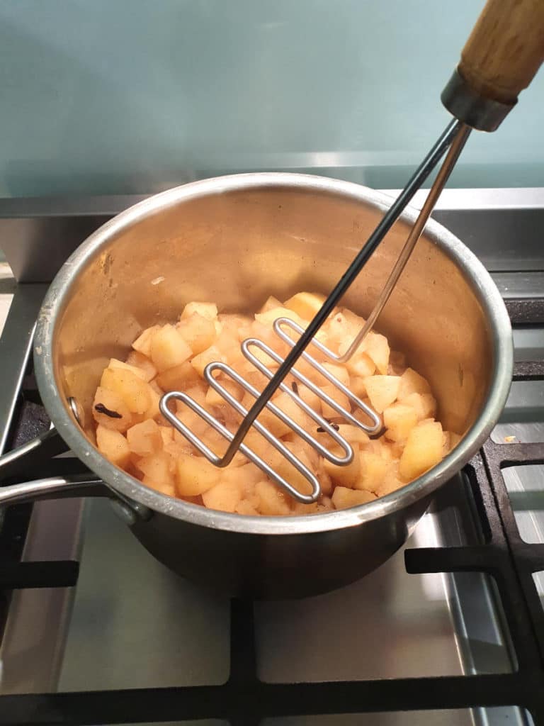 Apple crumble (Apple crisp) 7 Mashing apples