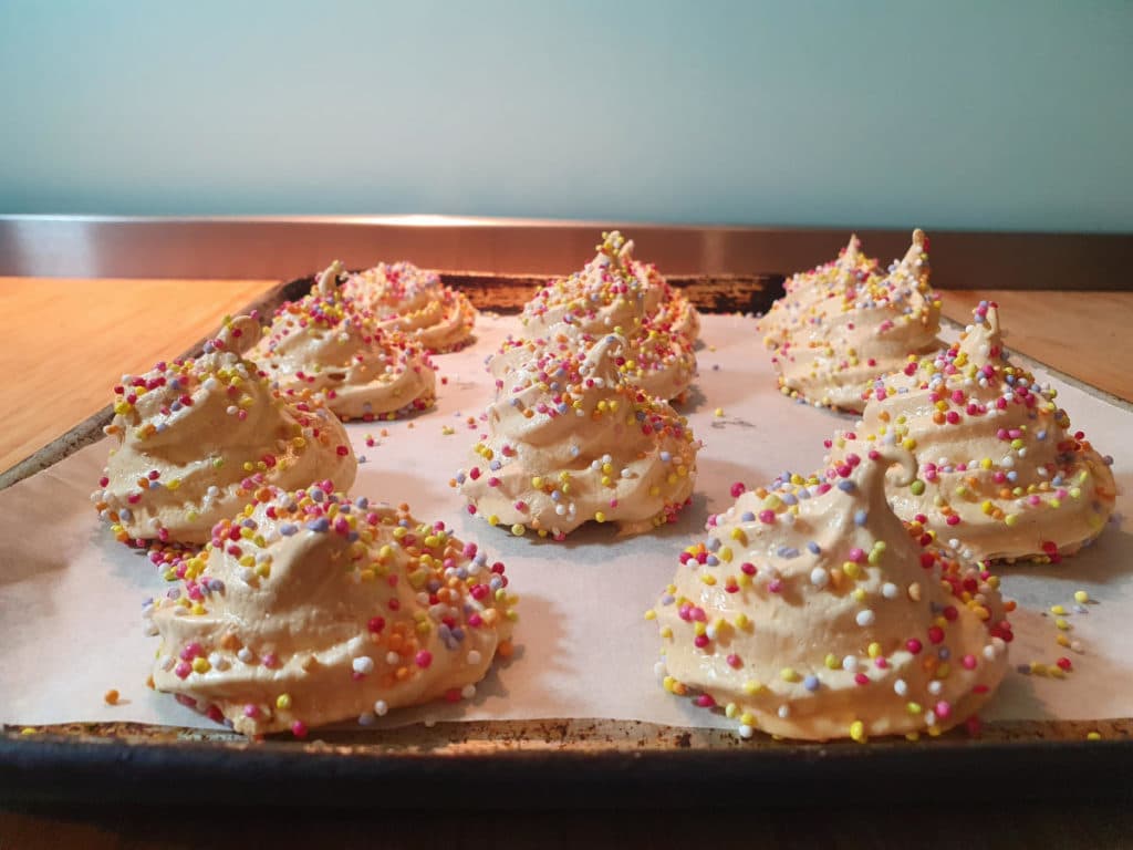 Basic meringues 19 Baked meringues with sprinkles