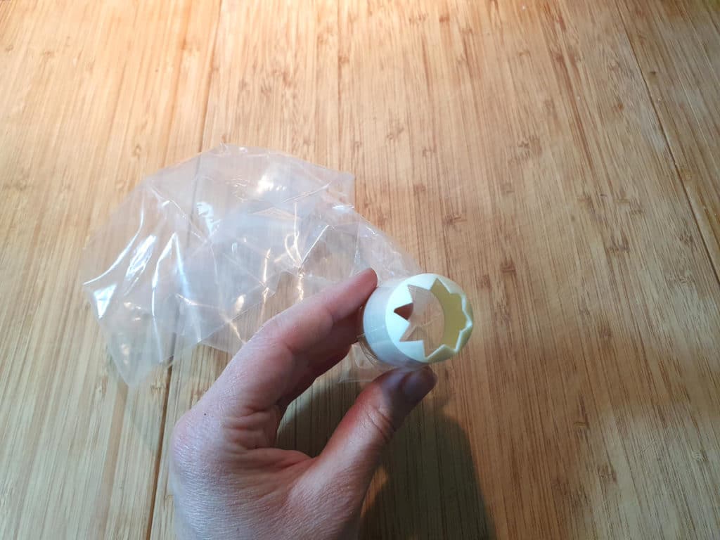Basic meringues 12 Piping bag with fluted nozzle
