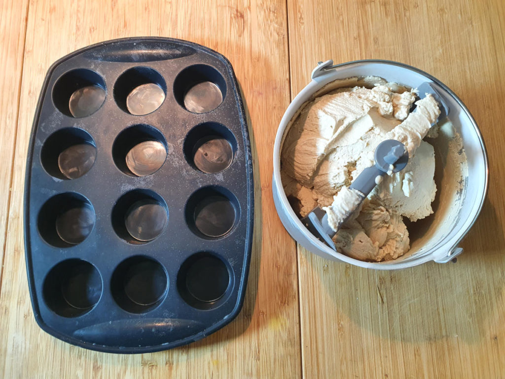 filling silicon moulds with ice cream