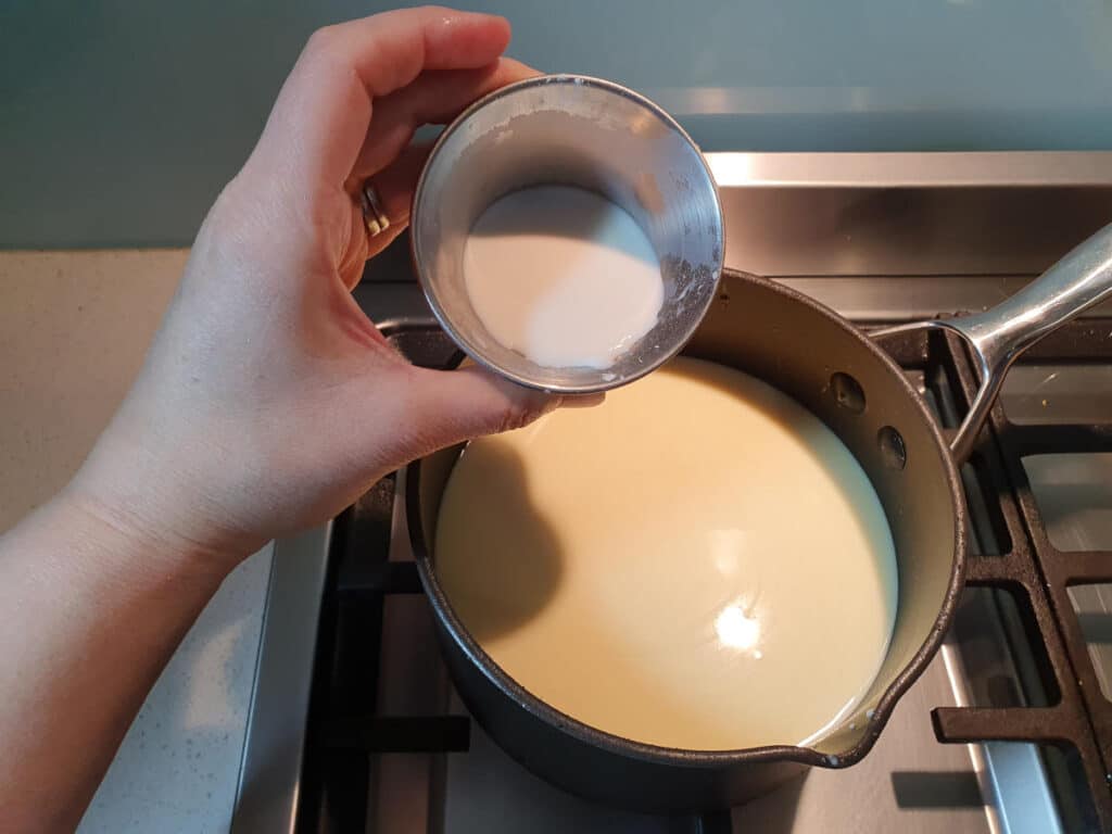 Adding tapioca starch slurry to the pot.