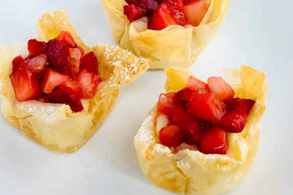 Mini strawberrry cheesecake cups