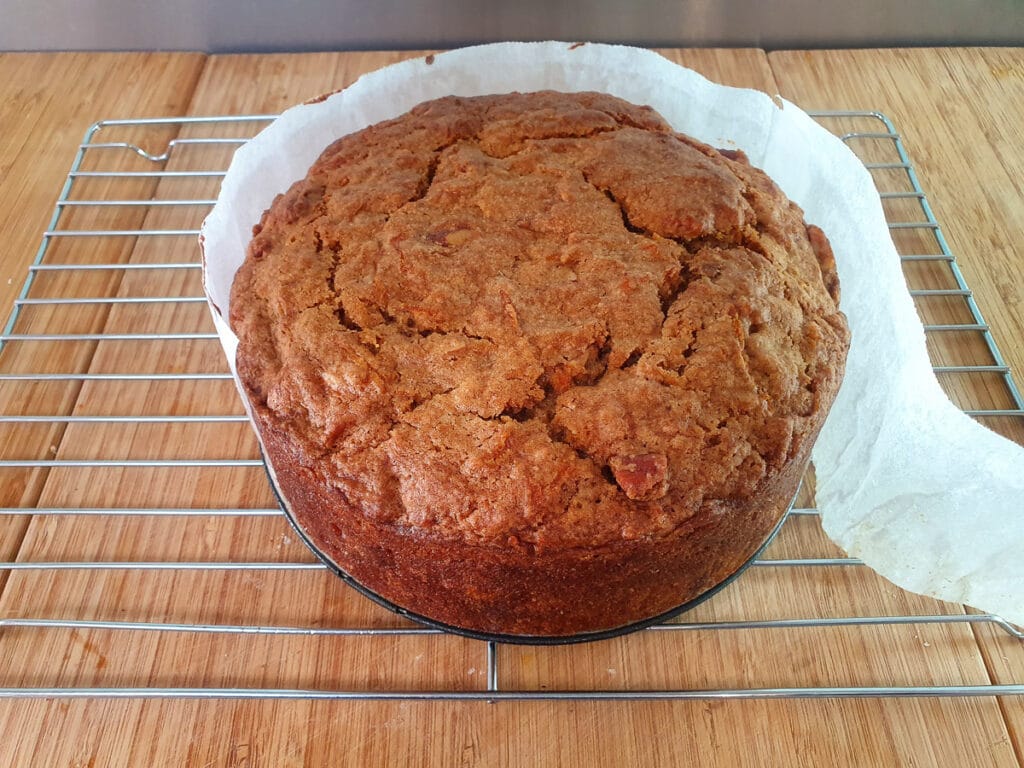 Removing baking paper from cake.