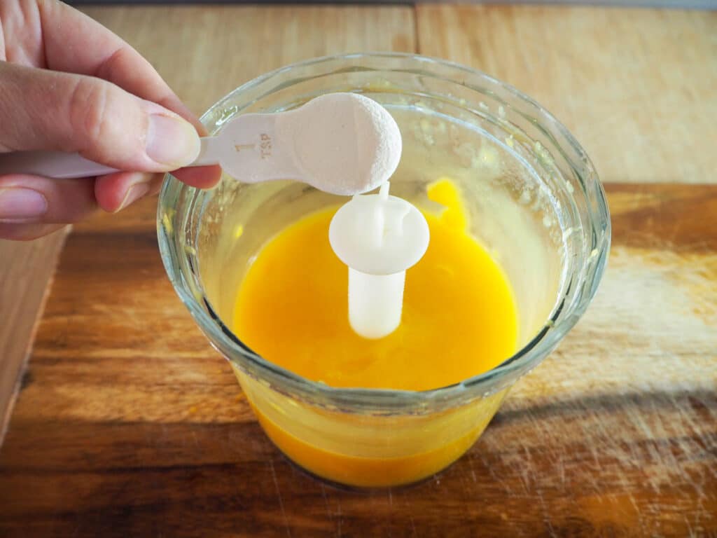 Adding agar agar powder to blitzed mango.