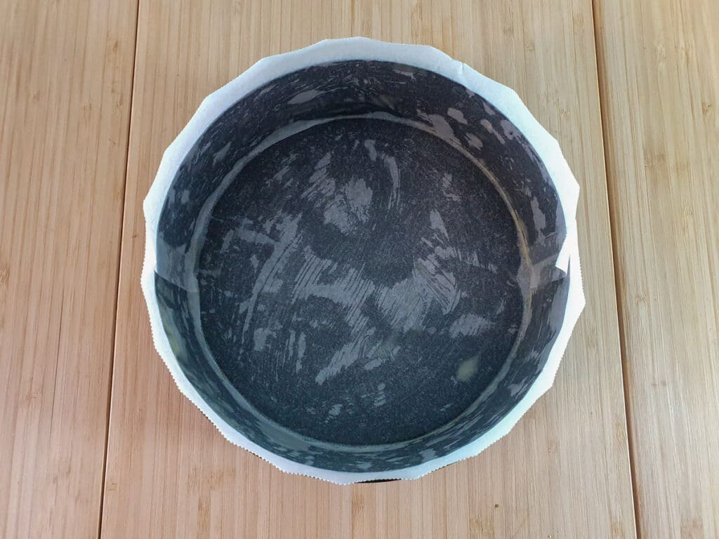 Feijoa cheesecake 4 Spring form cheesecake tin lined with baking paper.