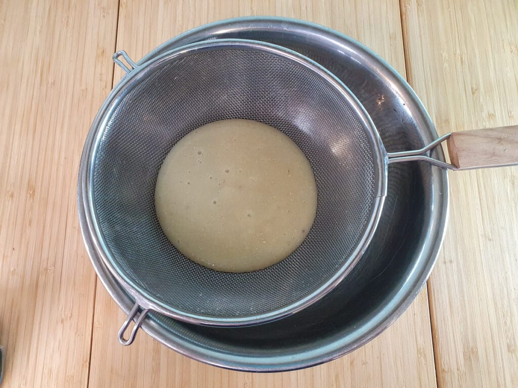 Feijoa cheesecake 12 Straining feijoa pulp through a fine sieve.