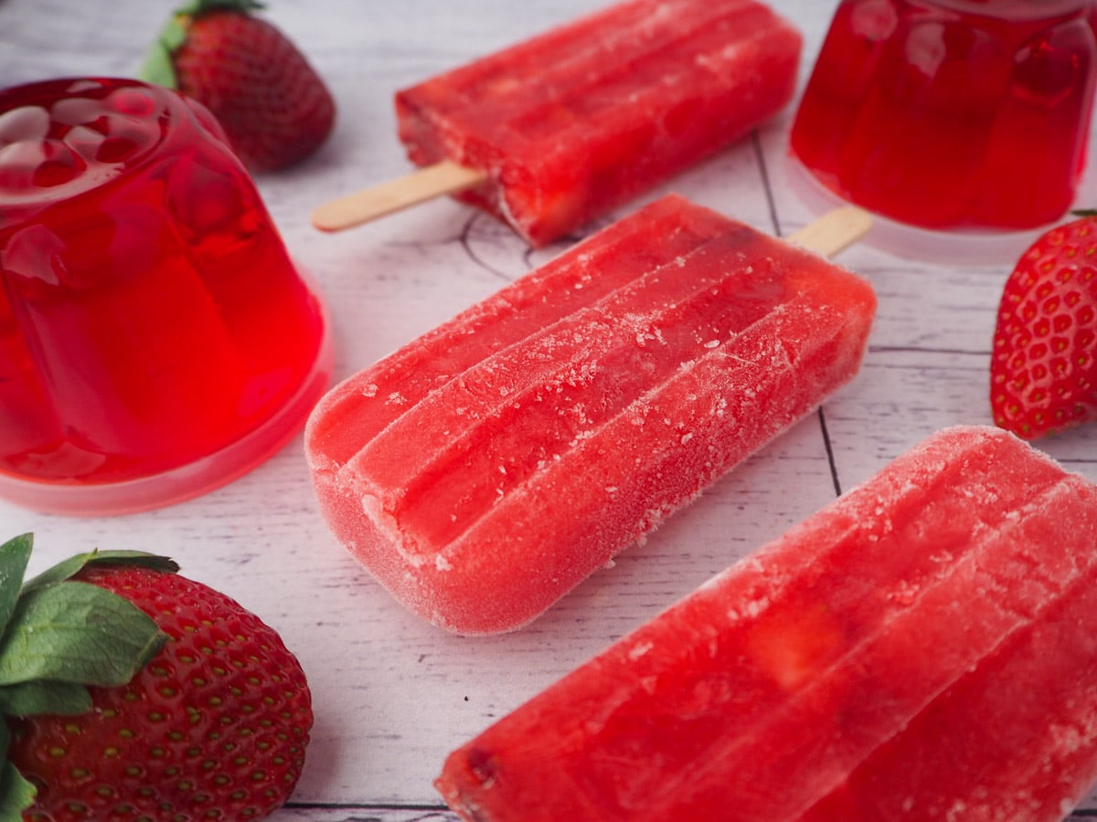 Jello popsicles 10 Strawberry jello popsicle with mini strawberry jello molds and fresh strawberries.