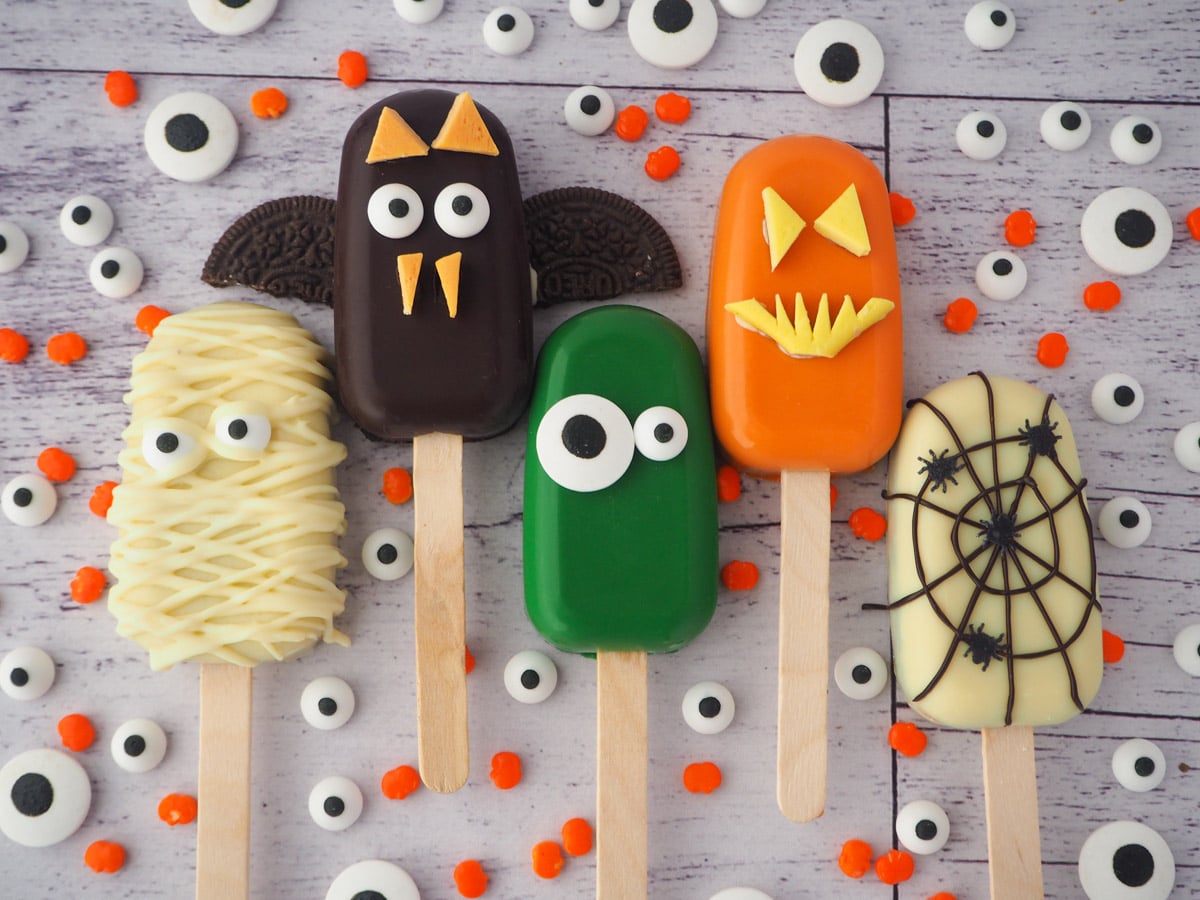 Mummy, bat, monster, jack-o-lantern and spider cakesicles.