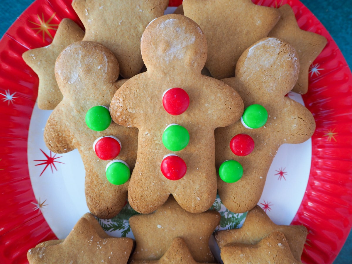 Gingerbread men and stars on a Christmas plate.