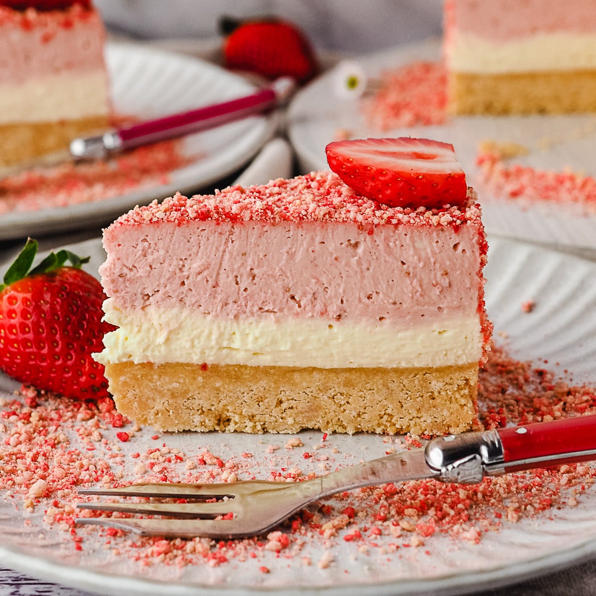 25+ Strawberry Cheesecake Crunch Cake