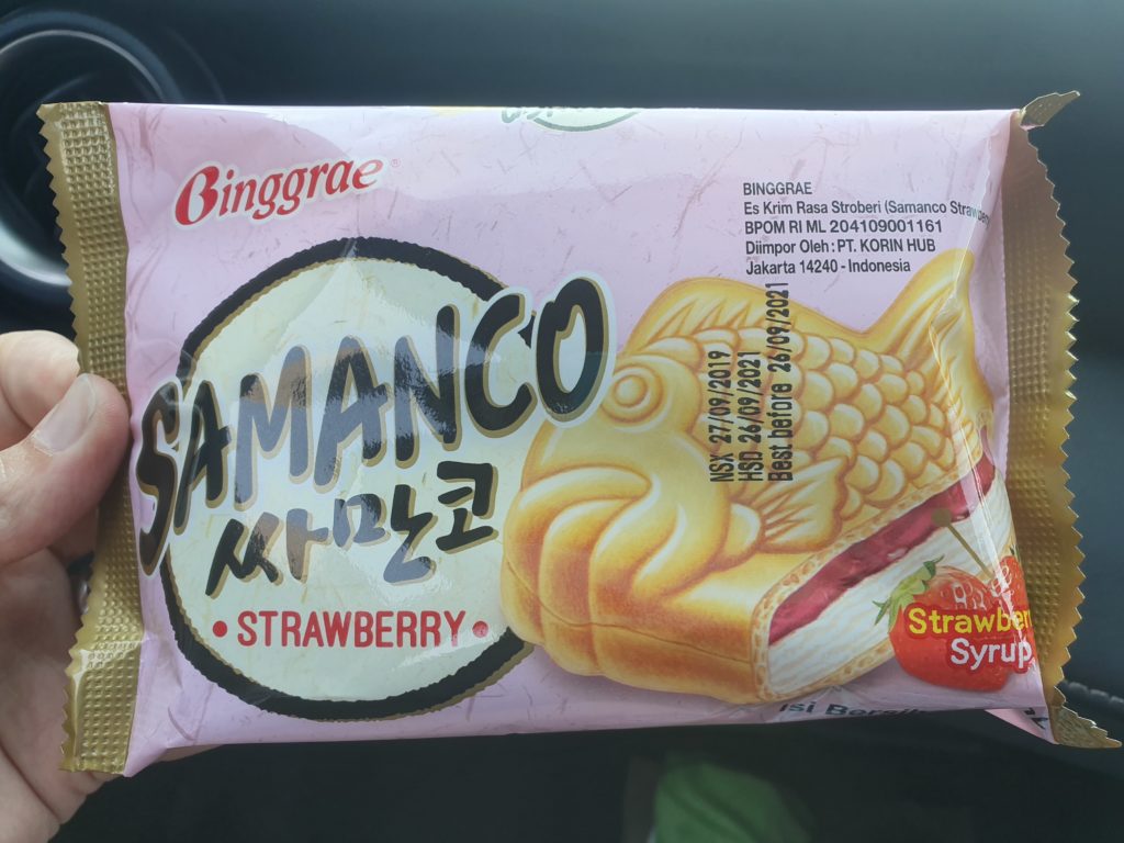 Packet of samanco fish ice cream, strawberry flavor.